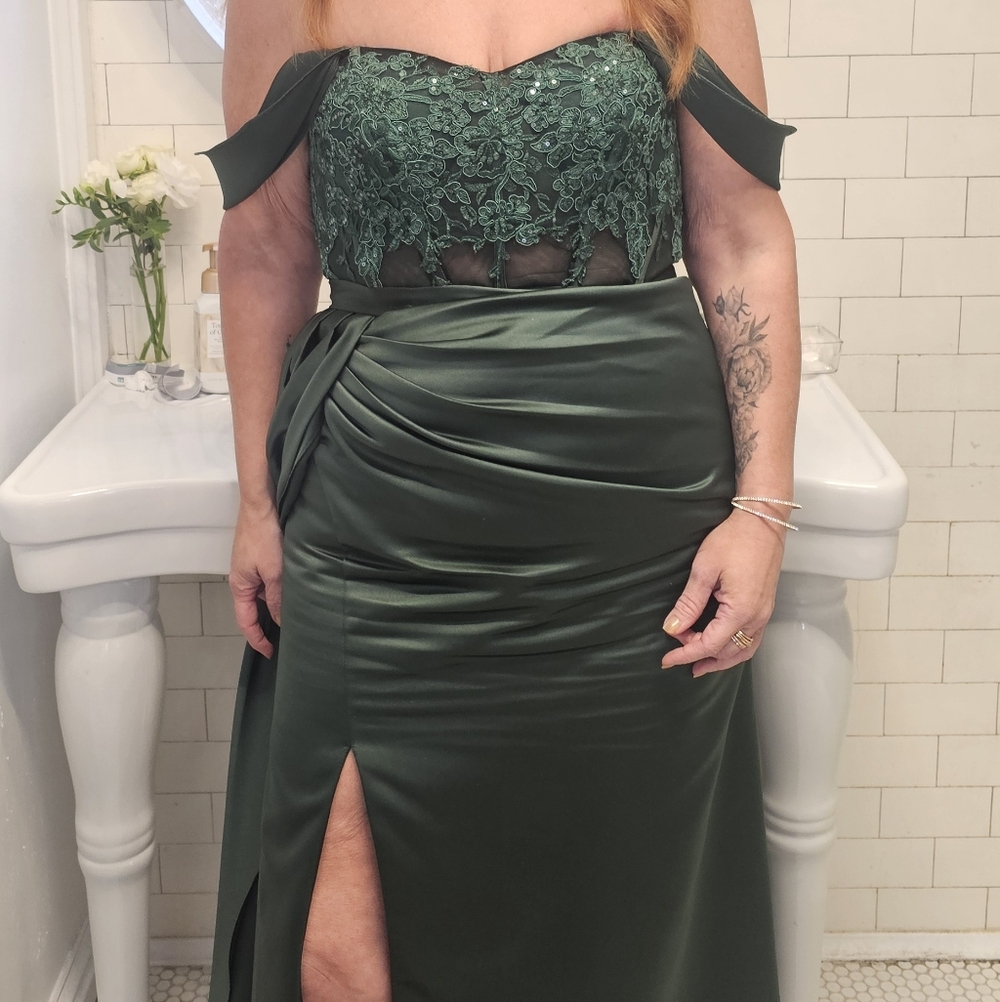 Chic Green Dress with Lace Detail